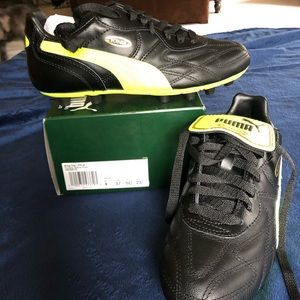 Puma King Soccer Cleats, Black/Green. Youth size 4